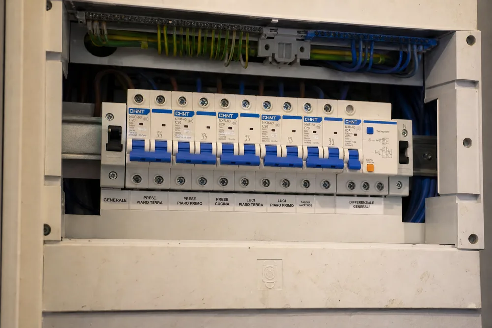 Quadro elettrico con magnetotermici e differenziali cablati in modo ordinato